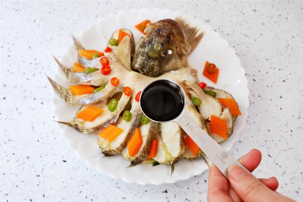 Chỉ là cá hấp thôi mà sao lại nghệ thuật thế này, làm xong mẹ chồng khen tấm tắc!-12