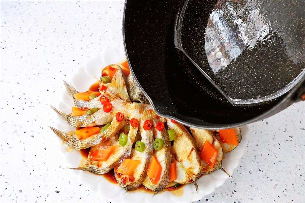 Chỉ là cá hấp thôi mà sao lại nghệ thuật thế này, làm xong mẹ chồng khen tấm tắc!-14