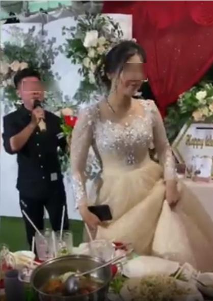 Xôn xao người yêu cũ biểu diễn thê lương ở đám cưới, cô dâu chữa ngượng đứng dậy bỏ đi-2