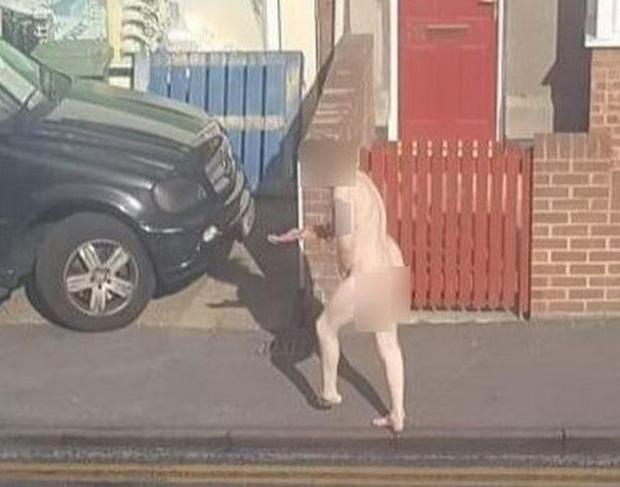 Người đàn ông khỏa thân, cánh tay nhuốm máu vừa chạy vừa kêu cứu-1