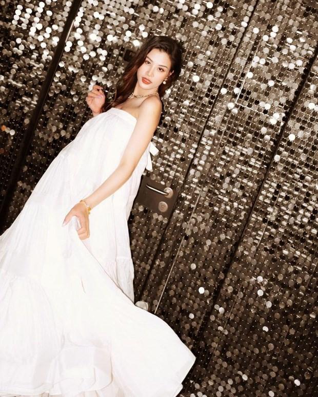 Đông Nhi liên tục đi giày cao gót 10 cm trong suốt thai kỳ-5