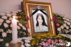 Những hình ảnh đầu tiên tại lễ tang 'mỹ nhân hở bạo' Oh In Hye, nhìn di ảnh mà xót xa
