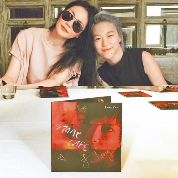 Ngoại hình và tính cách đối lập của 2 con gái Vương Phi-1