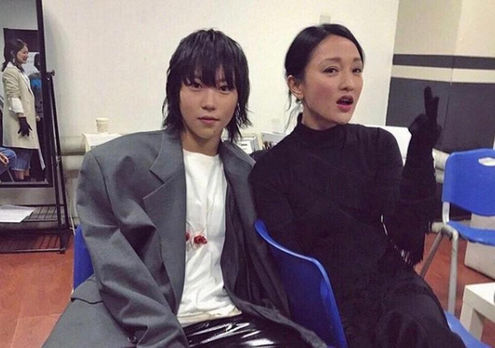 Ngoại hình và tính cách đối lập của 2 con gái Vương Phi-5