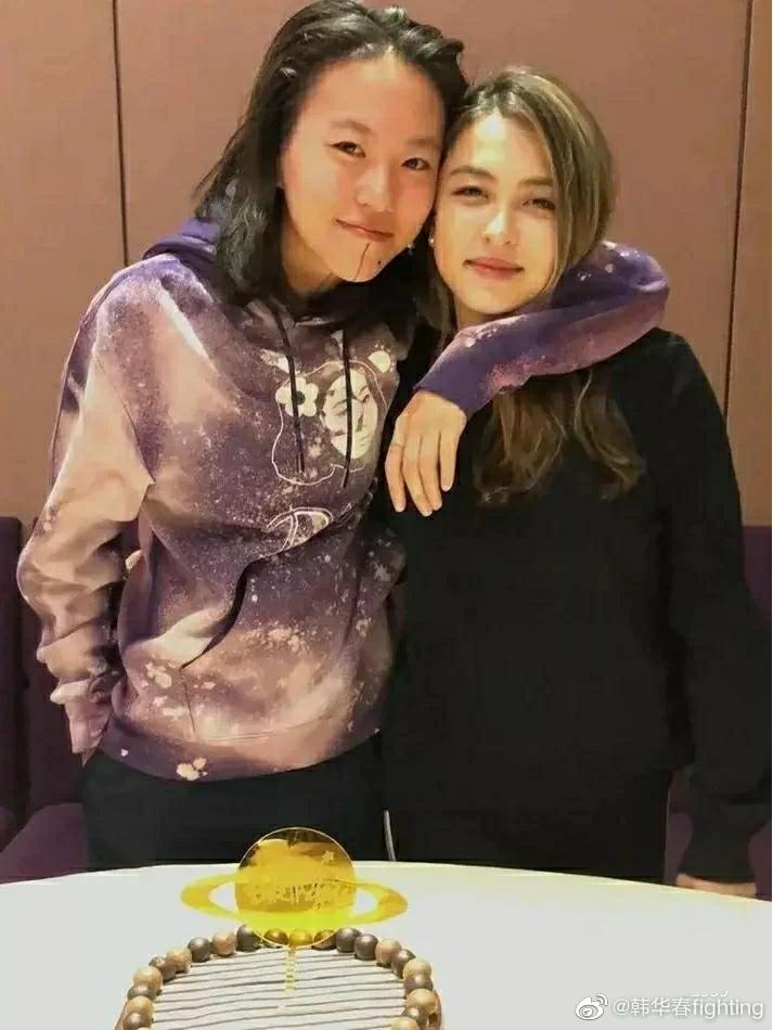 Ngoại hình và tính cách đối lập của 2 con gái Vương Phi-4