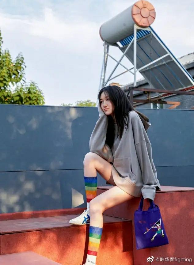 Ngoại hình và tính cách đối lập của 2 con gái Vương Phi-9