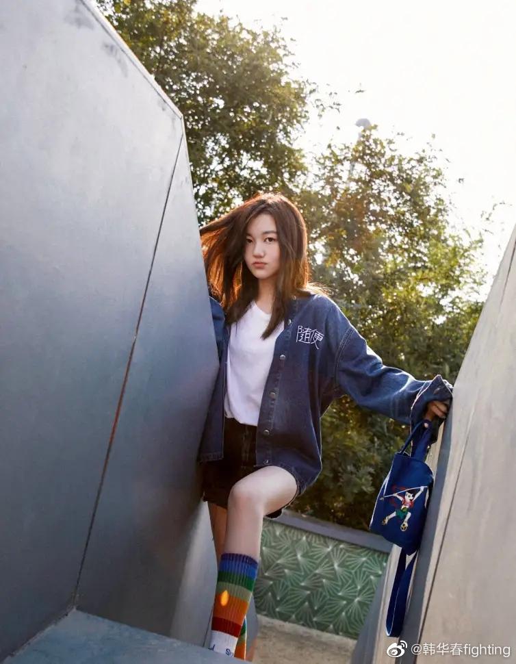 Ngoại hình và tính cách đối lập của 2 con gái Vương Phi-10