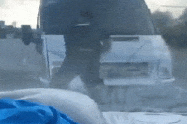 Clip: Khoảnh khắc chiến sĩ CSCĐ bám nắp capo xe tải trước khi bị tài xế cán qua-1