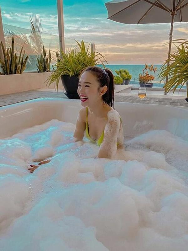 Minh Hằng "thả thính": "Em vẫn thế từ lần đầu mình gặp. Vẫn nụ cười rạng rỡ nắng ban mai".