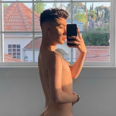 Những lần người nổi tiếng lỡ tay tự đăng ảnh khỏa thân-3