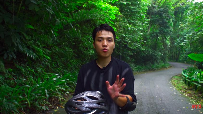 Quyết chinh phục nút kim cương Youtube, NTN lái xe mạo hiểm thả dốc từ đỉnh núi nhiều khúc cua tử thần-2