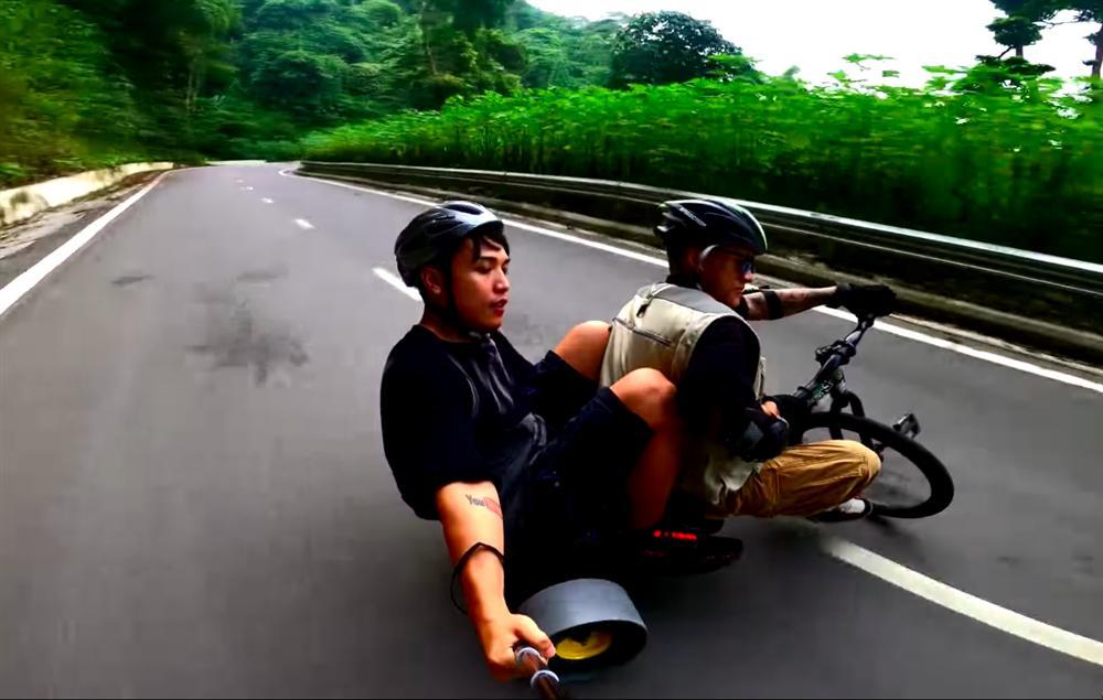 Quyết chinh phục nút kim cương Youtube, NTN lái xe mạo hiểm thả dốc từ đỉnh núi nhiều khúc cua tử thần-3