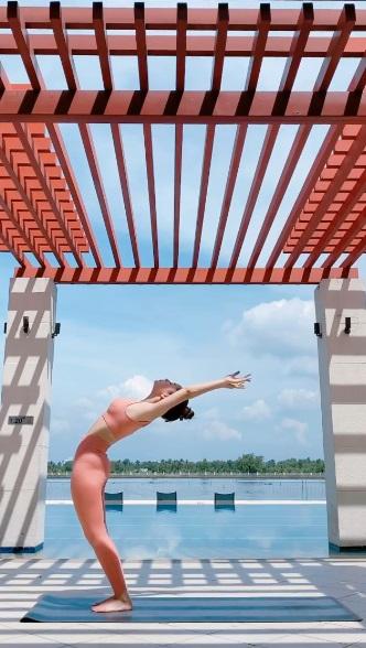 Mới ngày nào còn ngã nhào giờ đây Chi Pu trình diễn yoga múa điêu luyện-1