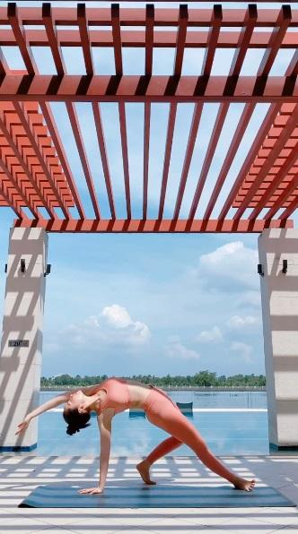 Mới ngày nào còn ngã nhào giờ đây Chi Pu trình diễn yoga múa điêu luyện-2