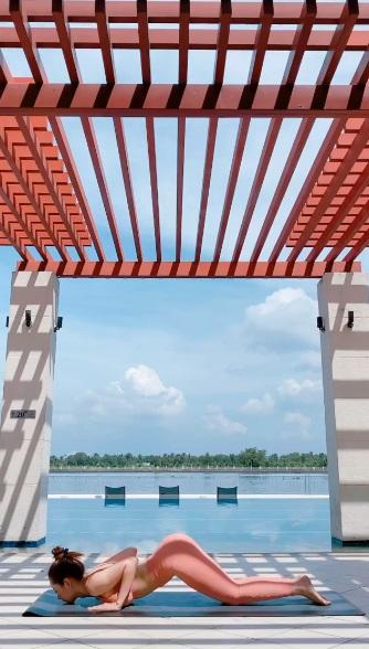 Mới ngày nào còn ngã nhào giờ đây Chi Pu trình diễn yoga múa điêu luyện-3