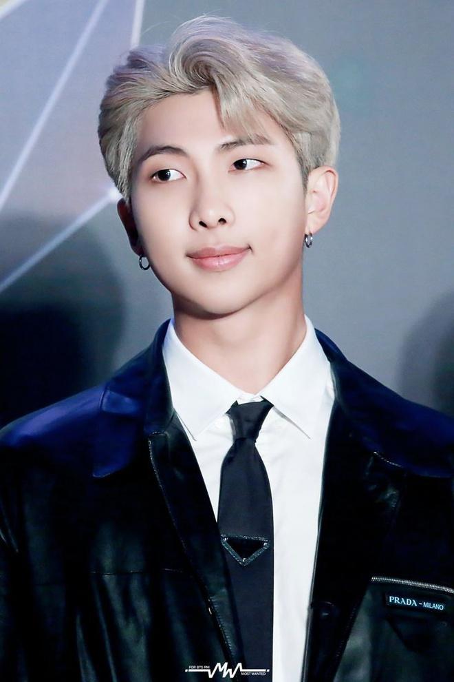 BTS RM quyên góp 100 triệu won (2 tỷ đồng) cho Bảo tàng Nghệ thuật Đương đại và Hiện đại Quốc gia Hàn Quốc nhân dịp sinh nhật.