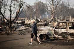Khung cảnh hoang tàn như 'ngày tận thế' sau cháy rừng Bờ Tây nước Mỹ