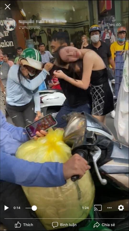 Vợ đánh ghen túm tóc xé váy bồ, chồng tung cước bóp cổ vợ giải cứu Tuesday-2