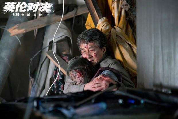 Thành Long và những tai nạn trên phim trường: nứt hộp sọ, gãy xương, suýt mù mắt, bỏng cấp độ 2-6