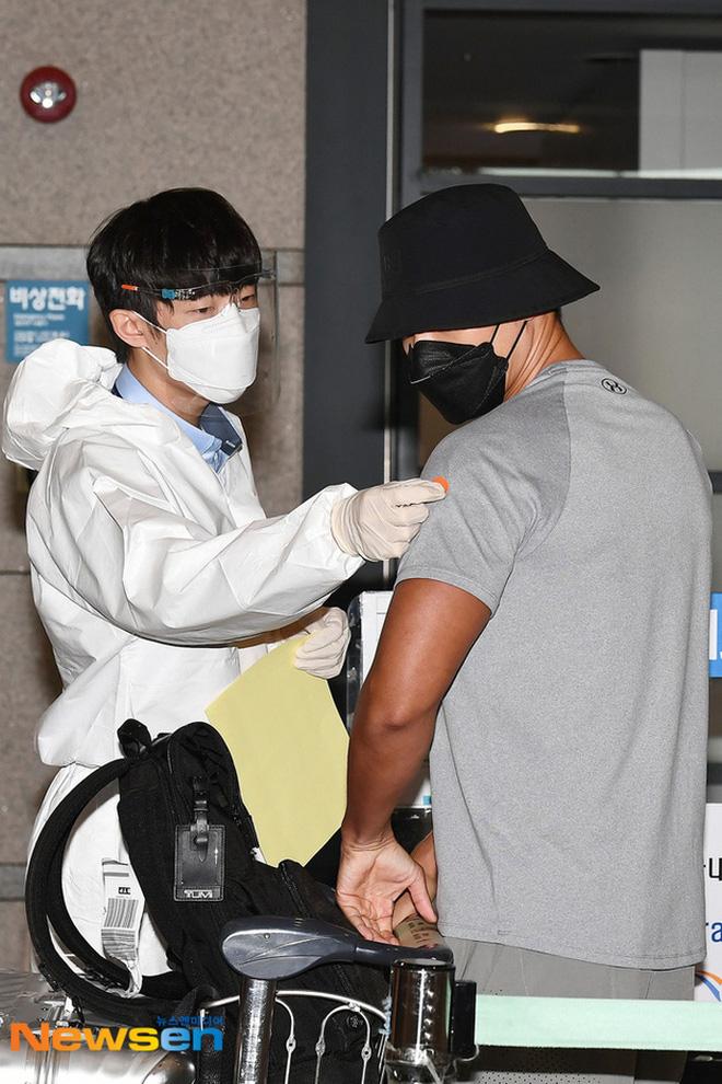 Hyun Bin - Son Ye Jin dính tin đồn đã đính hôn vì 1 chi tiết nhỏ ở ảnh sân bay, thực hư là gì?-5