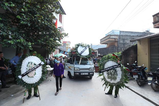 Đám tang đẫm nước mắt, hàng trăm người dân đến tiễn đưa chiến sĩ CSCĐ bị tài xế xe khách tông tử vong-2