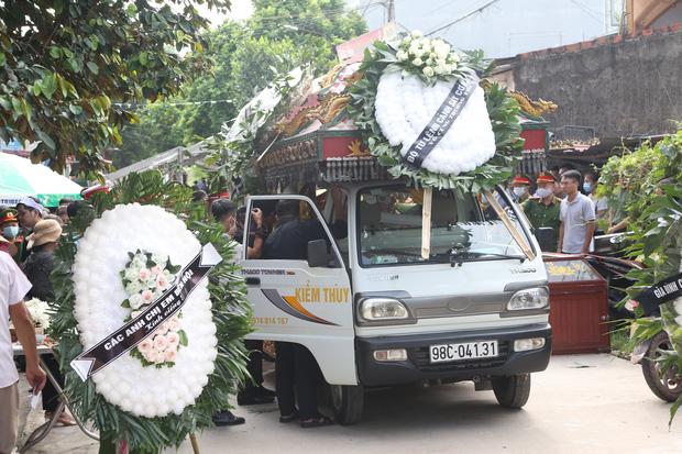 Đám tang đẫm nước mắt, hàng trăm người dân đến tiễn đưa chiến sĩ CSCĐ bị tài xế xe khách tông tử vong-3