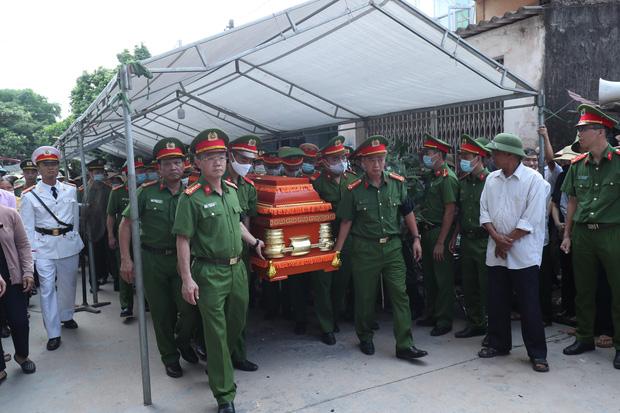 Đám tang đẫm nước mắt, hàng trăm người dân đến tiễn đưa chiến sĩ CSCĐ bị tài xế xe khách tông tử vong-4
