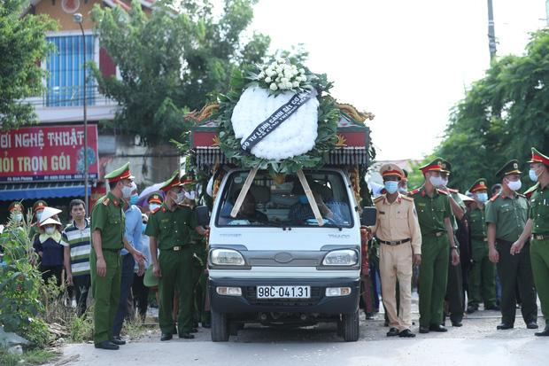 Đám tang đẫm nước mắt, hàng trăm người dân đến tiễn đưa chiến sĩ CSCĐ bị tài xế xe khách tông tử vong-10