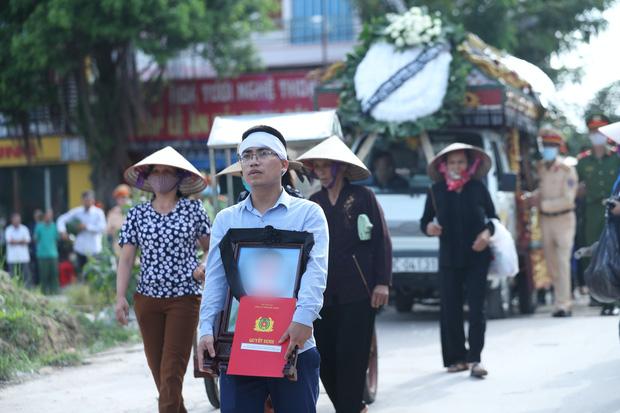 Đám tang đẫm nước mắt, hàng trăm người dân đến tiễn đưa chiến sĩ CSCĐ bị tài xế xe khách tông tử vong-14