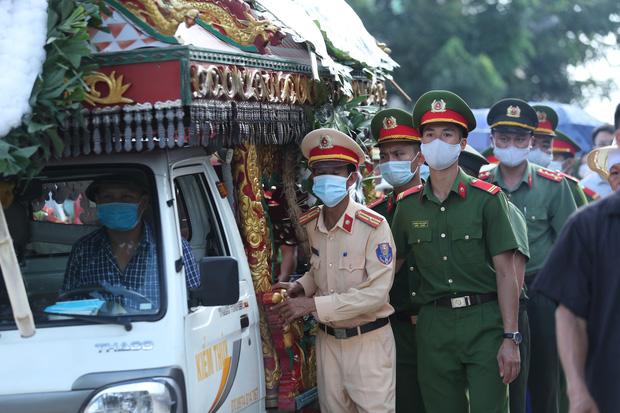 Đám tang đẫm nước mắt, hàng trăm người dân đến tiễn đưa chiến sĩ CSCĐ bị tài xế xe khách tông tử vong-16