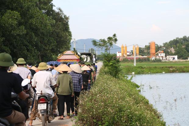 Đám tang đẫm nước mắt, hàng trăm người dân đến tiễn đưa chiến sĩ CSCĐ bị tài xế xe khách tông tử vong-19