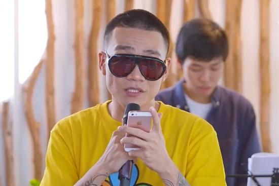 Wowy trổ tài ca hát, khán giả khuyên 'chỉ nên rap thôi nha'