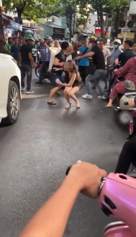 Khoảnh khắc chồng cắn vợ đau tê tái giải cứu bồ nhí bị đánh ghen ở Lý Nam Đế-3