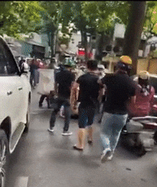 Khoảnh khắc chồng cắn vợ đau tê tái giải cứu bồ nhí bị đánh ghen ở Lý Nam Đế-1