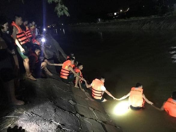 4 ông cháu đi xe máy thăm đồng lao xuống kênh, 2 cháu chết, ông mất tích ở Vĩnh Phúc-2