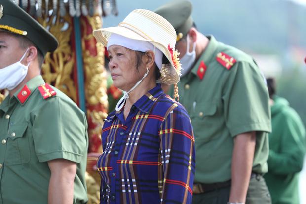 Cha đẻ chiến sĩ bị đâm tử vong khi đang làm nhiệm vụ: Không dám xem clip con bị đâm-1