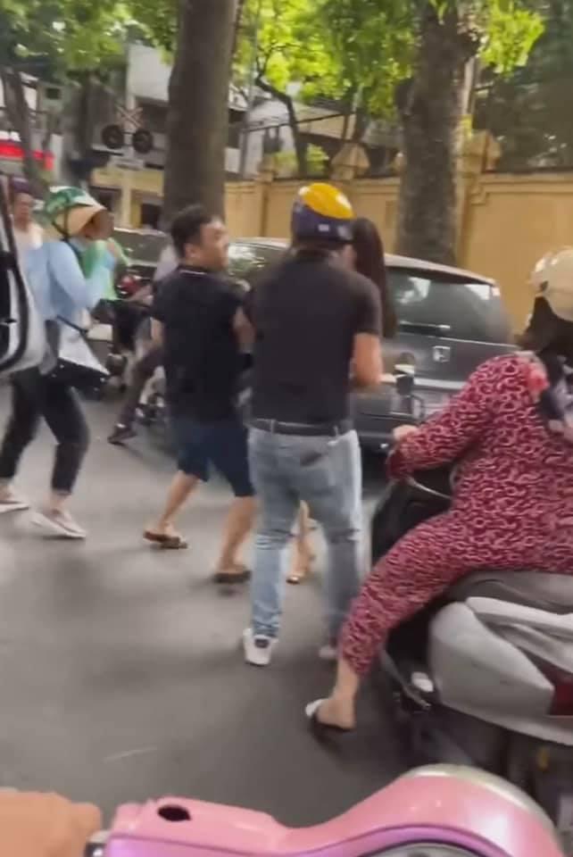 Sau nữ hiệp xuất cước, dân mạng quan tâm anh xe ôm ở clip đánh ghen phố Lý Nam Đế-3