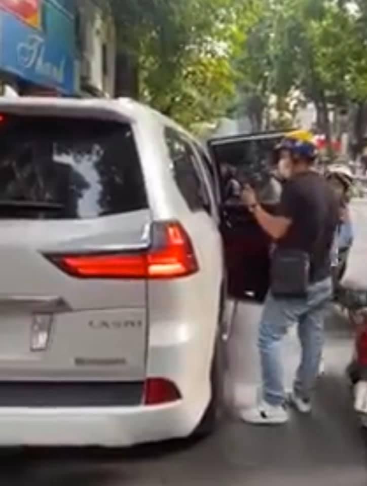 Sau nữ hiệp xuất cước, dân mạng quan tâm anh xe ôm ở clip đánh ghen phố Lý Nam Đế-2