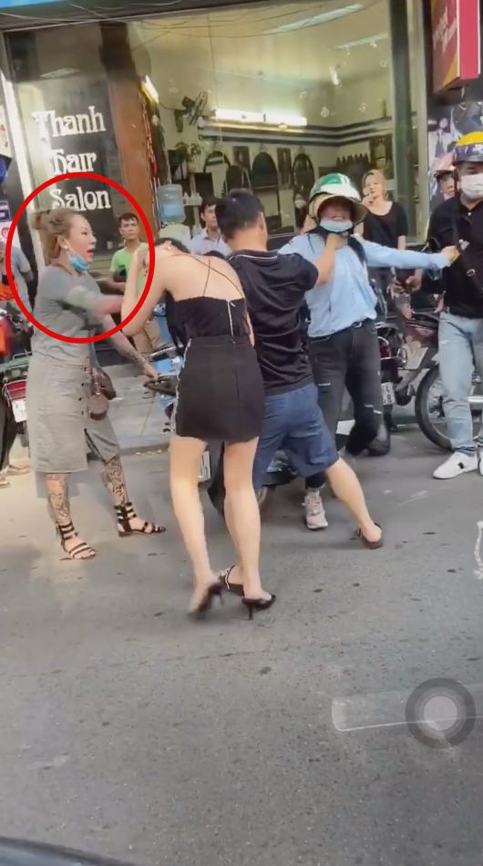 Sau nữ hiệp xuất cước, dân mạng quan tâm anh xe ôm ở clip đánh ghen phố Lý Nam Đế-1