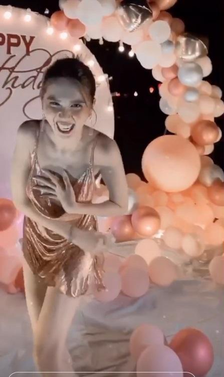 Ngọc Trinh đón tuổi 31 bằng đầm ngắn cũn hằn nội y-6