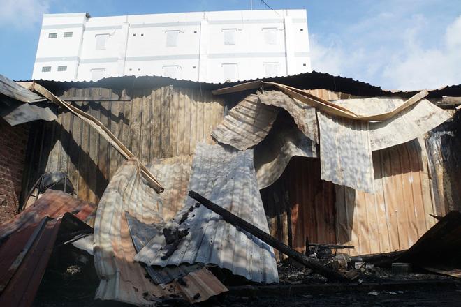 Khu trọ quận 9 TP HCM cháy lớn, người dân bật khóc nhìn đống đổ nát-2