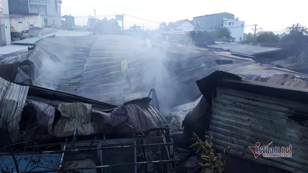 Khu trọ quận 9 TP HCM cháy lớn, người dân bật khóc nhìn đống đổ nát-1