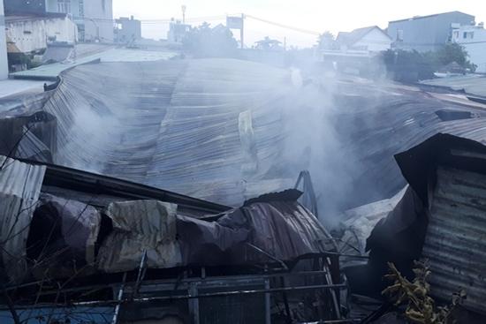 Khu trọ quận 9 TP HCM cháy lớn, người dân bật khóc nhìn đống đổ nát