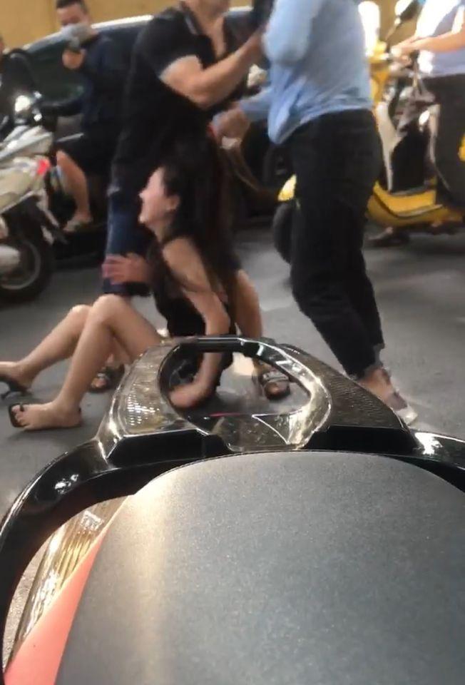 Thả thính đỉnh kout bảo sao Tuesday khiến chồng mê tới nỗi cho vợ ăn cùi chỏ-13