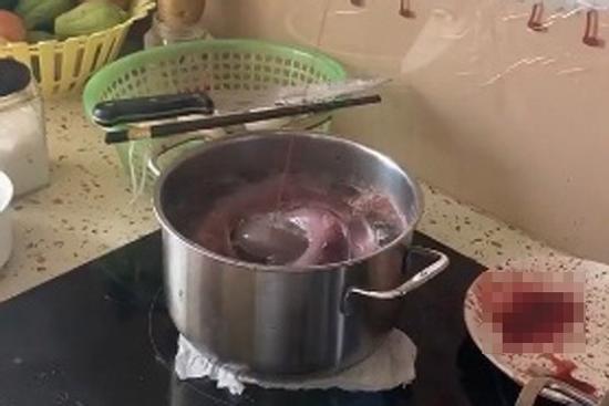 Nhìn dồi luộc trong nồi hóa 'núi lửa phun trào', 'chủ thớt' phát hờn