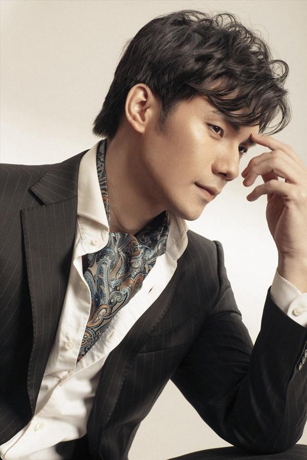 Minh trong "Tình yêu và tham vọng" là vai diễn có tính cách giống với nam diễn viên sinh năm 1986 nhất. Nhan Phúc Vinh chia sẻ, việc khiến cho một nhân vật không nhiều đất diễn lại còn sống hướng nội có thể chạm đến trái tim khán giả là một việc không dễ dàng. Thế nên với anh, nhân vật Minh của “Tình yêu và tham vọng” không hề nhạt nhẽo và đơn giản.