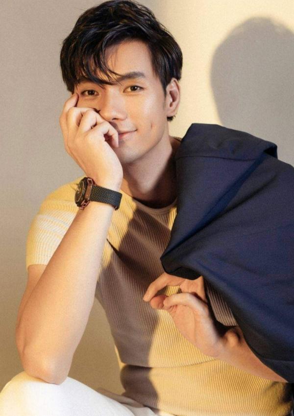 Là một nam diễn viên quen thuộc với công chúng ở lĩnh vực truyền hình lẫn điện ảnh, Nhan Phúc Vinh luôn biết cách lựa chọn cho mình những vai diễn, những thử thách để làm mới bản thân trong mắt công chúng.