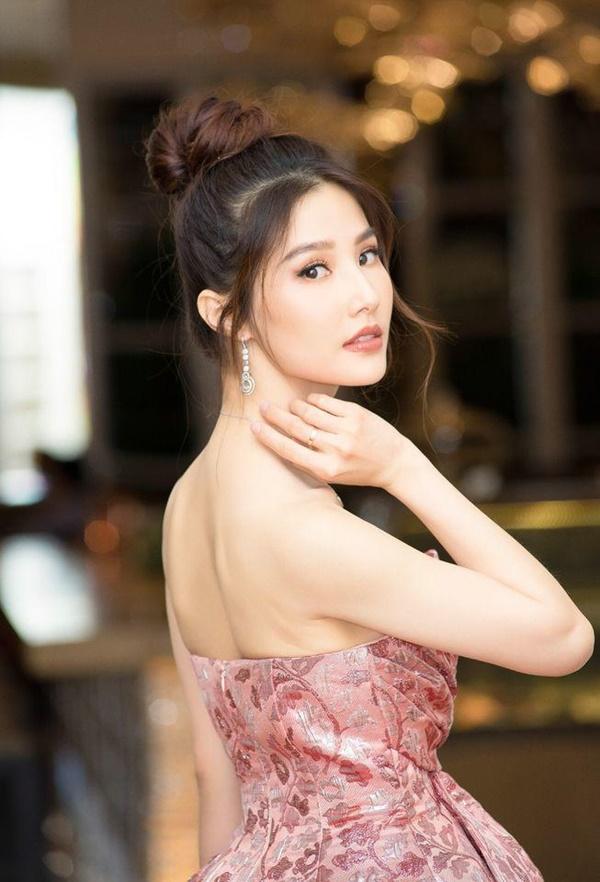 Dù bị chê tơi tả về cách diễn xuất, mặt diễn đơ nhưng Diễm My 9x vẫn tự tin với khả năng của mình và không quan tâm quá nhiều đến những lời chê bai.