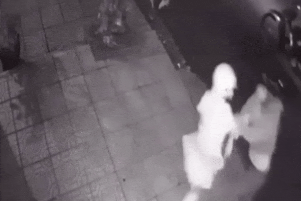 Clip: Kinh hoàng cô gái bị tên cướp áp sát, cầm dao khống chế trong đêm ở Đồng Nai
