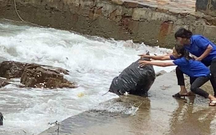 Phẫn nộ nhân viên quán cà phê Vũng Tàu thẳng tay ném hàng chục bao tải rác xuống biển-2